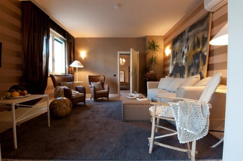 Living room, Decorative detail, Seating area