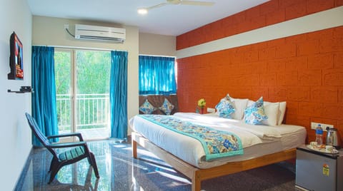 Bed, Photo of the whole room, Garden view