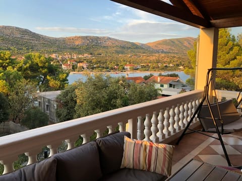 Day, View (from property/room), Balcony/Terrace, Seating area, Lake view