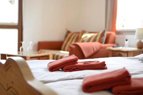 Living room, Photo of the whole room, Decorative detail, Decorative detail, Seating area, Bedroom