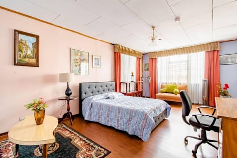 Bed, TV and multimedia, Living room, Photo of the whole room, Seating area, Bedroom, hair dresser