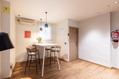 Seating area, Area and facilities