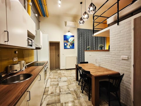 Kitchen or kitchenette, Dining area, stove