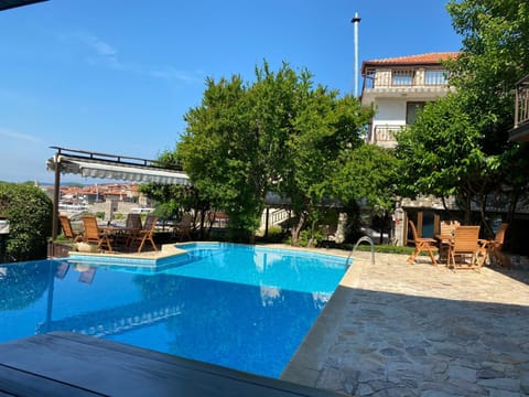 Restaurant/places to eat, Swimming pool, Breakfast