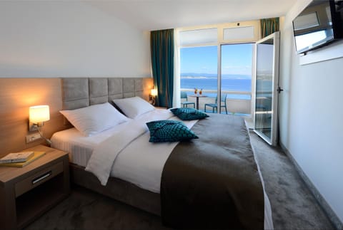 Bed, Balcony/Terrace, Bedroom, Sea view