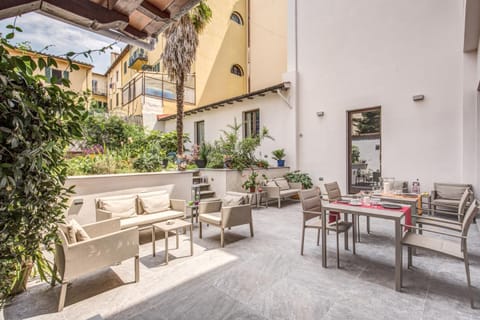 Patio, Garden, Food, Garden view, Drinks, Alcoholic drinks, Non alcoholic drinks
