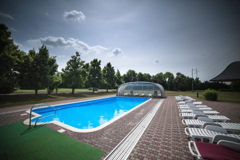 Swimming pool, sunbed