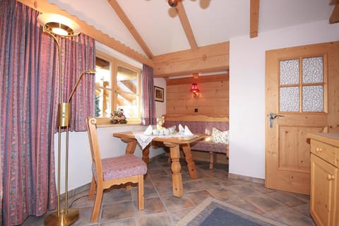 Kitchen or kitchenette, Seating area