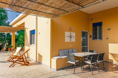 Property building, Patio, Day, Summer, View (from property/room), Balcony/Terrace, Dining area, Pets, Garden view, Sea view, Street view, Area and facilities, Time of day, Location, Sunset, Family, Quiet street view, Inner courtyard view, sunbed