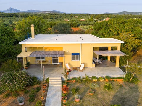 Property building, Spring, Day, Natural landscape, Bird's eye view, Summer, Garden, Pets, Garden view, Area and facilities, Time of day, Location, Family