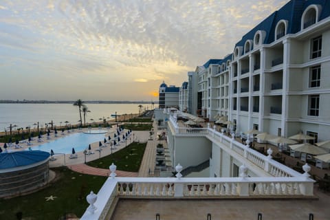 Property building, Natural landscape, Beach, Lake view, Pool view, Sea view, Swimming pool, Sunrise, Sunset