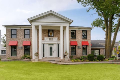 Property building, Facade/entrance, Day, Garden, On site, Garden view