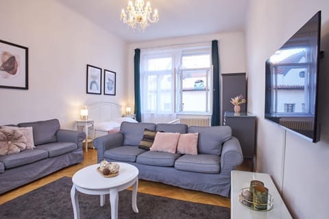 Bed, TV and multimedia, Living room, Seating area, Bedroom