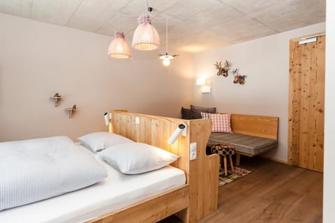 Photo of the whole room, Decorative detail