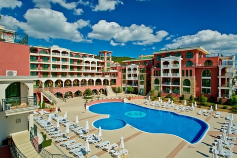 Day, Pool view