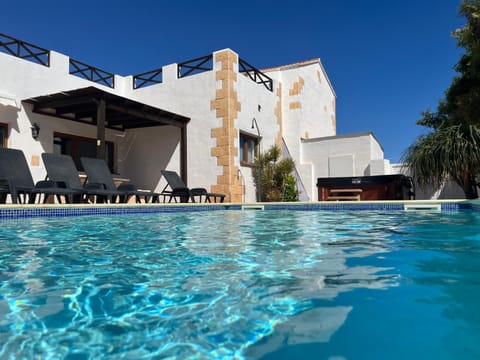 Property building, Day, Pool view, Swimming pool