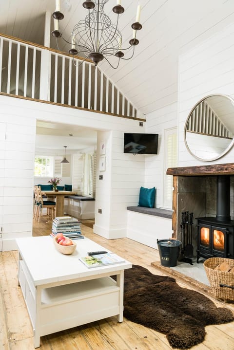 TV and multimedia, Kitchen or kitchenette, Living room, Seating area