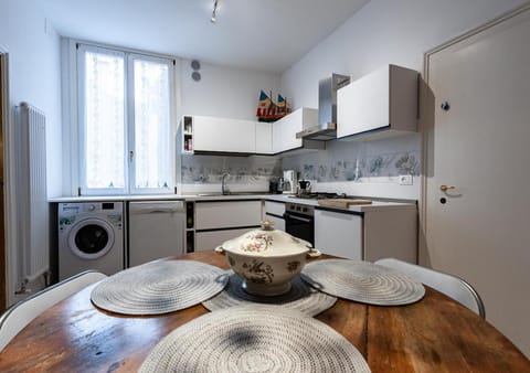 Kitchen or kitchenette, Dining area, dishwasher, stove, toaster, washing machine