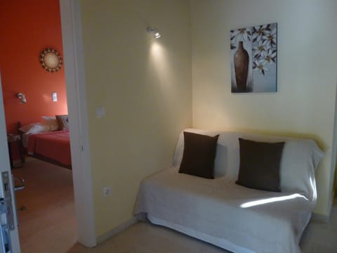 Photo of the whole room, Seating area