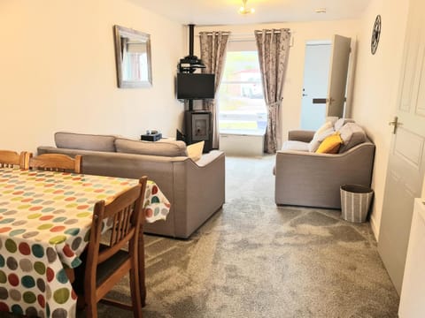 TV and multimedia, Living room, Seating area, Dining area