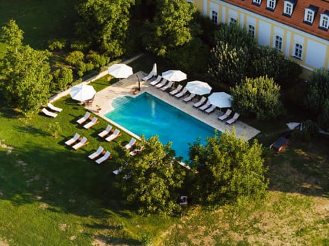 Garden view, Swimming pool, sunbed