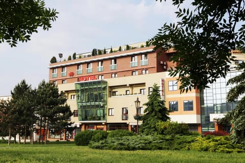 Property building, Facade/entrance, Spring, Day, Bird's eye view