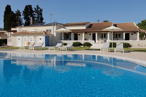 Property building, Spring, Day, Pool view, Swimming pool, sunbed