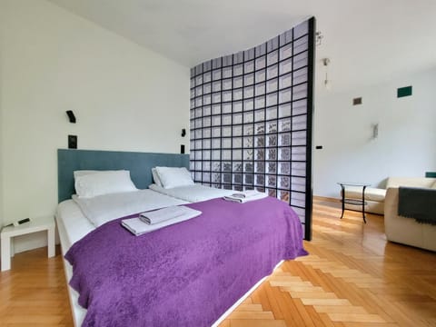 Bed, Bedroom, towels
