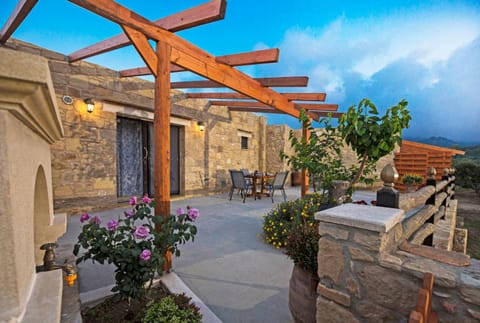 Patio, Patio, Balcony/Terrace, Seating area, Dining area, Garden view, Mountain view