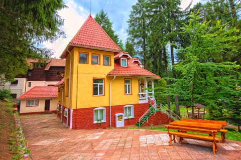 Property building, Facade/entrance, Garden, Garden view