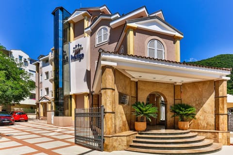 Facade/entrance
