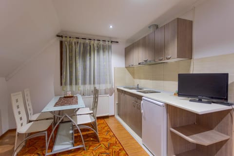 TV and multimedia, Kitchen or kitchenette, Dining area