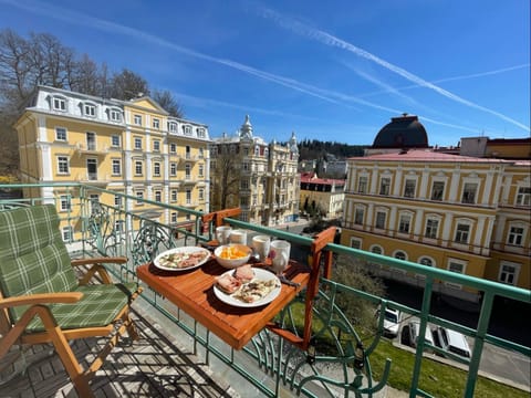 View (from property/room), Balcony/Terrace, City view
