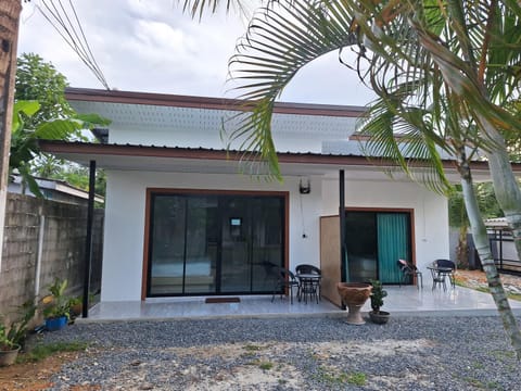 Property building, Patio, Day, Garden, Garden view