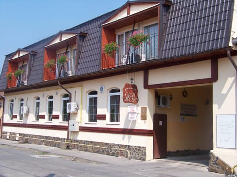 Facade/entrance