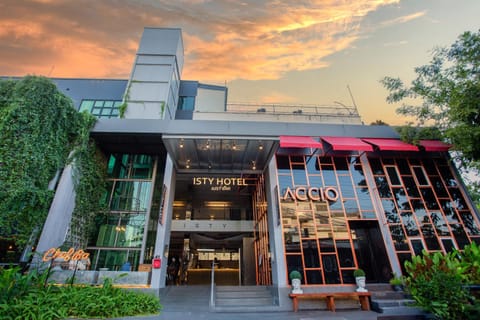 Property building, Facade/entrance, Day
