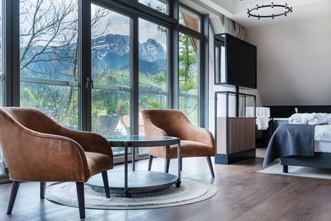 Bed, TV and multimedia, Photo of the whole room, Bedroom, Mountain view