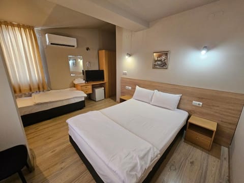 Bed, TV and multimedia, Photo of the whole room, Bedroom, towels, air conditioner