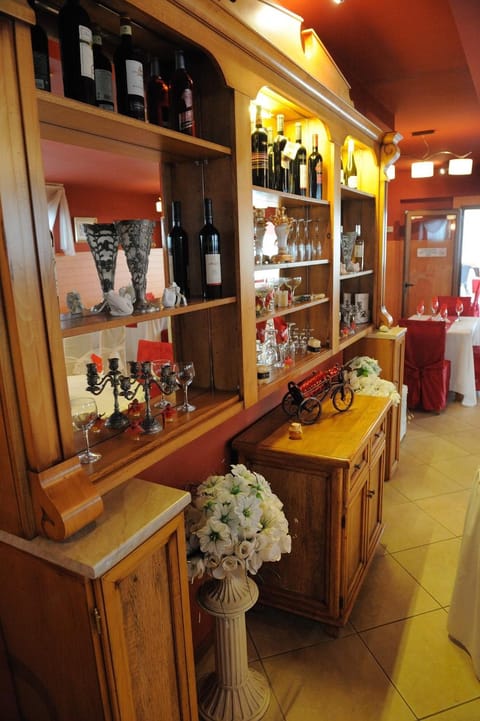 Restaurant/places to eat, Lounge or bar, Food and drinks, Banquet/Function facilities, Food, Drinks, Alcoholic drinks