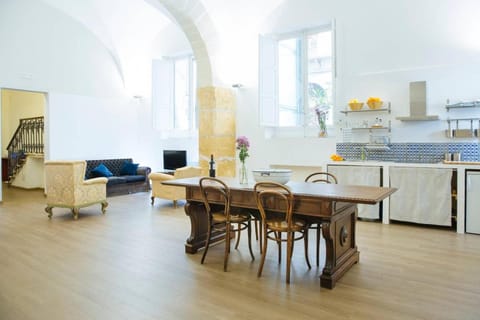 TV and multimedia, Kitchen or kitchenette, Living room, Seating area, Dining area
