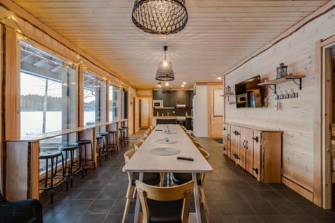 TV and multimedia, Kitchen or kitchenette, Living room, Seating area, Dining area