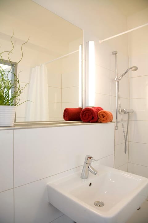 Shower, Bathroom, towels