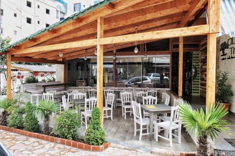 Patio, Restaurant/places to eat, Lounge or bar