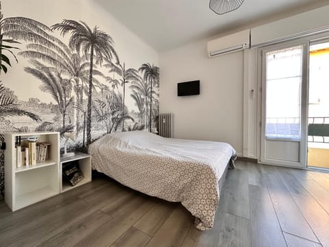 Bed, TV and multimedia, Photo of the whole room, air conditioner