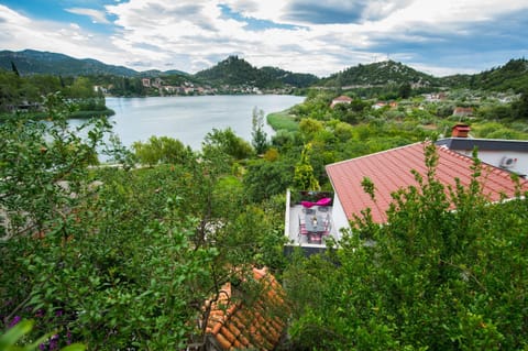 Property building, Neighbourhood, Natural landscape, Bird's eye view, Garden view, Lake view