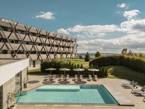 Property building, Spring, Day, Natural landscape, Swimming pool, sunbed