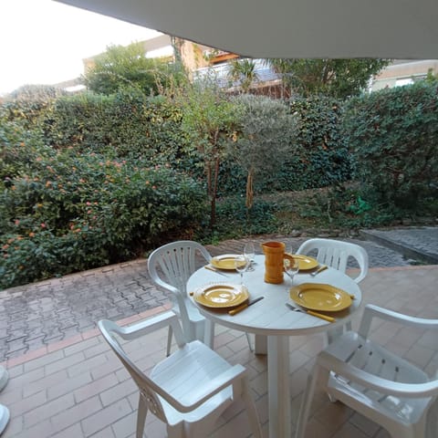 Patio, Dining area