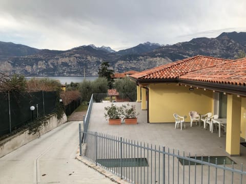 Facade/entrance, Balcony/Terrace, Garden view, Lake view