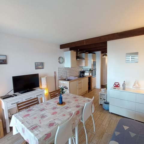 TV and multimedia, Kitchen or kitchenette, Living room, Dining area