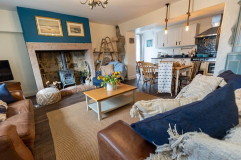 Kitchen or kitchenette, Living room, Seating area, Dining area, fireplace, pet friendly, stove